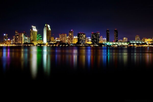 Ciudad nocturna en la costa