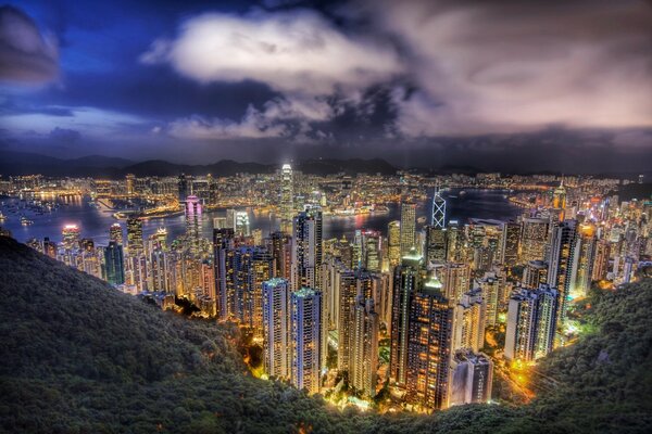 Skyline urbaine nocturne d en haut