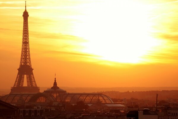 Cielo al atardecer en la ciudad de París