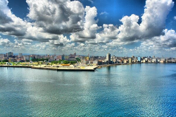 Deniz yolculuğu sırasında şehrin fotoğrafı