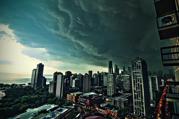 Nuages sombres sur une grande ville