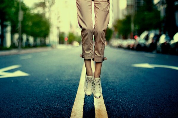 Une fille à travers la ville vole un papillon de nuit