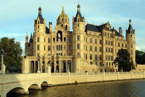 Un immense château à l architecture exceptionnelle