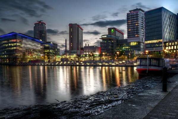 城市的夜间建筑天际线