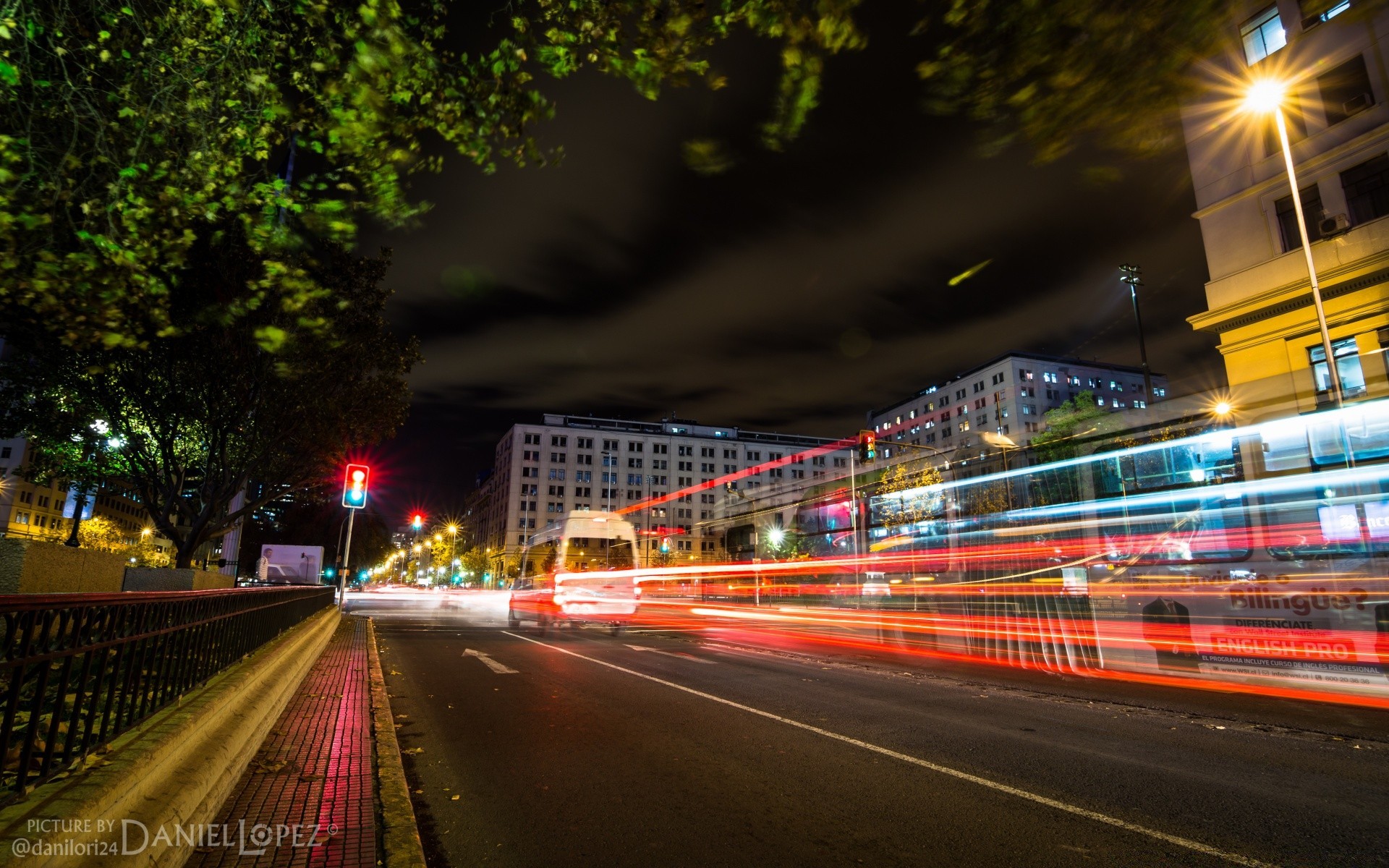 outras cidades tráfego estrada sistema de transporte carro borrão rua rodovia rápido pressa ônibus tráfego viagens cordas centro da cidade noite cidade asfalto crepúsculo ação