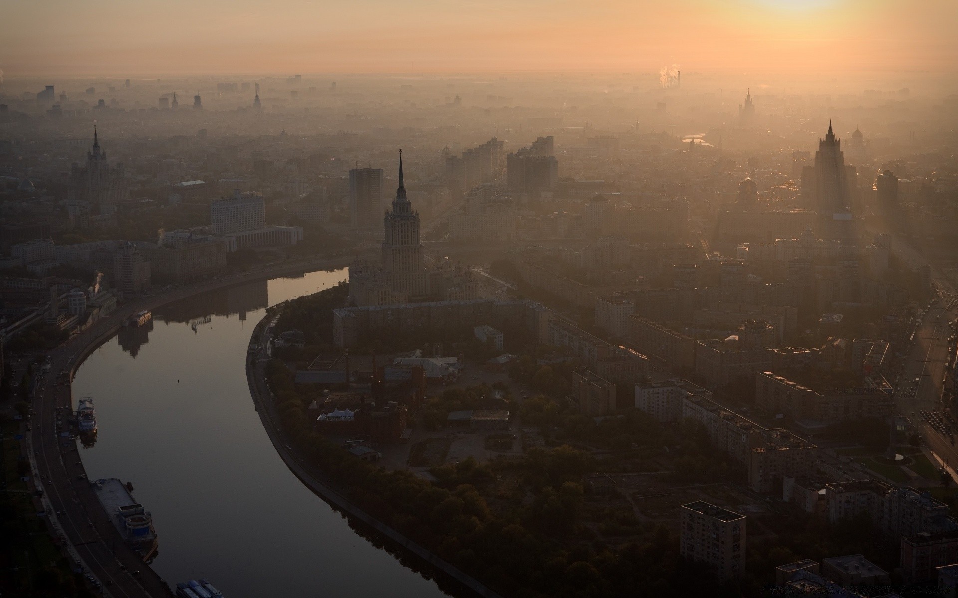 altre città alba tramonto sera auto città acqua viaggi architettura fiume paesaggio moto d acqua silhouette crepuscolo nebbia casa città luce casa all aperto