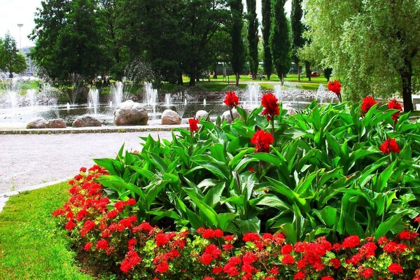 Blumen und Brunnen in einem schönen Garten