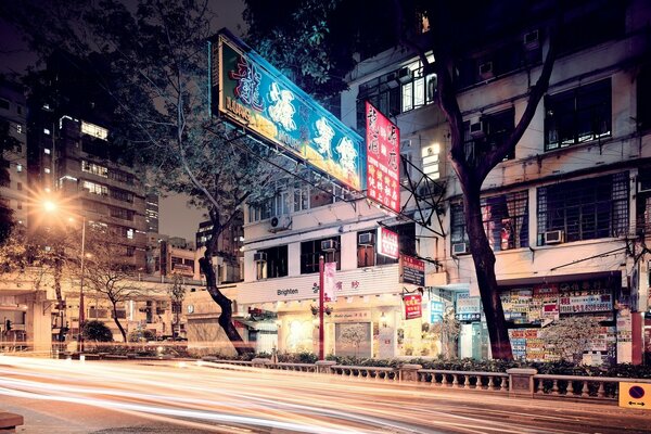 Foto de casa na cidade à noite