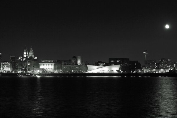 Yvid en blanco y negro en la ciudad junto al río