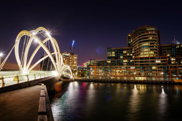 Nachtstadt mit beleuchteter Brücke