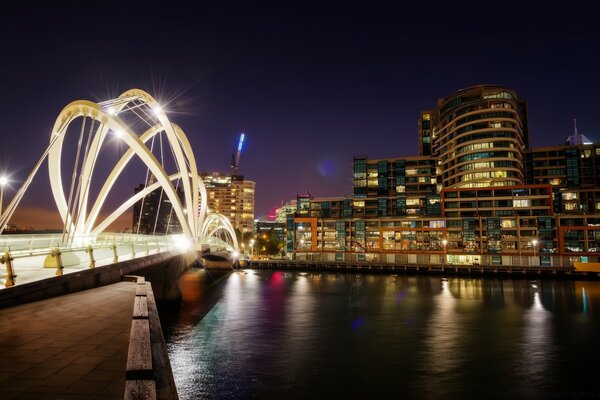 Ночной город с мостом с подсветкой
