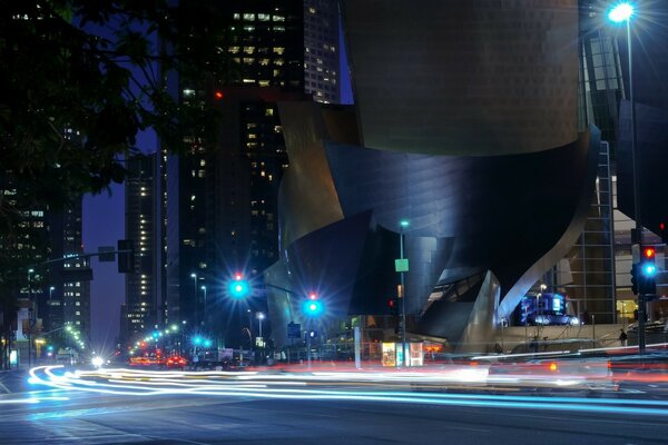 Une ville avec des bâtiments magnifiques et insolites