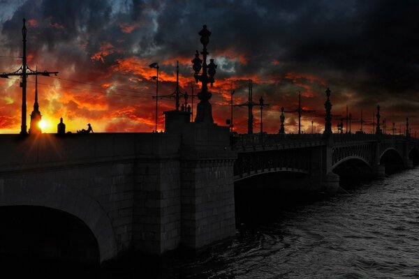 Die graue Brücke in St. Petersburg trifft die Morgendämmerung