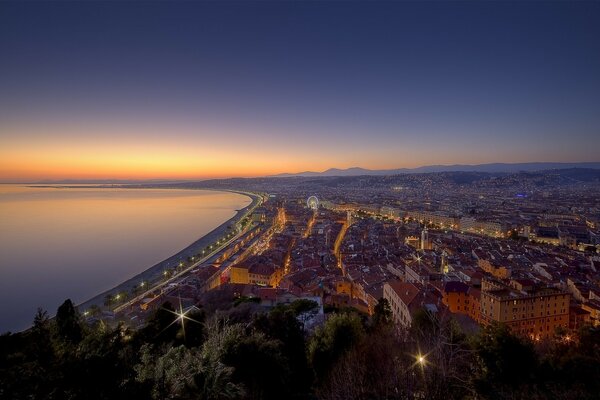 Paesaggio al tramonto durante il viaggio in altre città