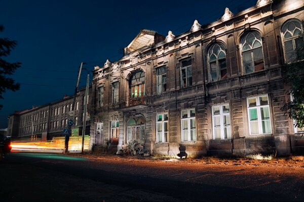 Fotos von einem Haus in der Stadt bei Nacht