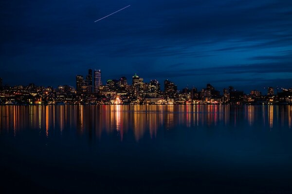 Luces nocturnas de la ciudad junto al agua