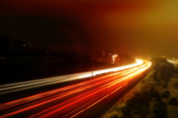 Image floue de voitures en mouvement sur l autoroute