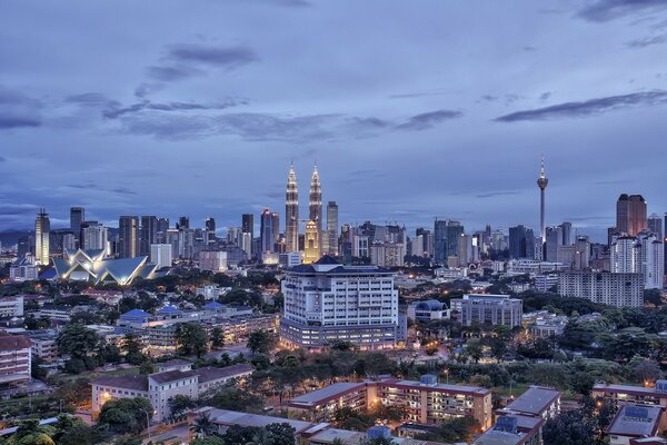 Luzes da cidade cinzenta noturna