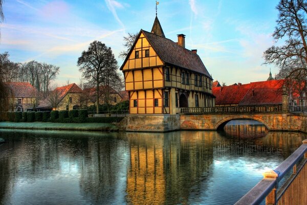 Reflexionen einer anderen Stadt in einem Fluss mit Wasser