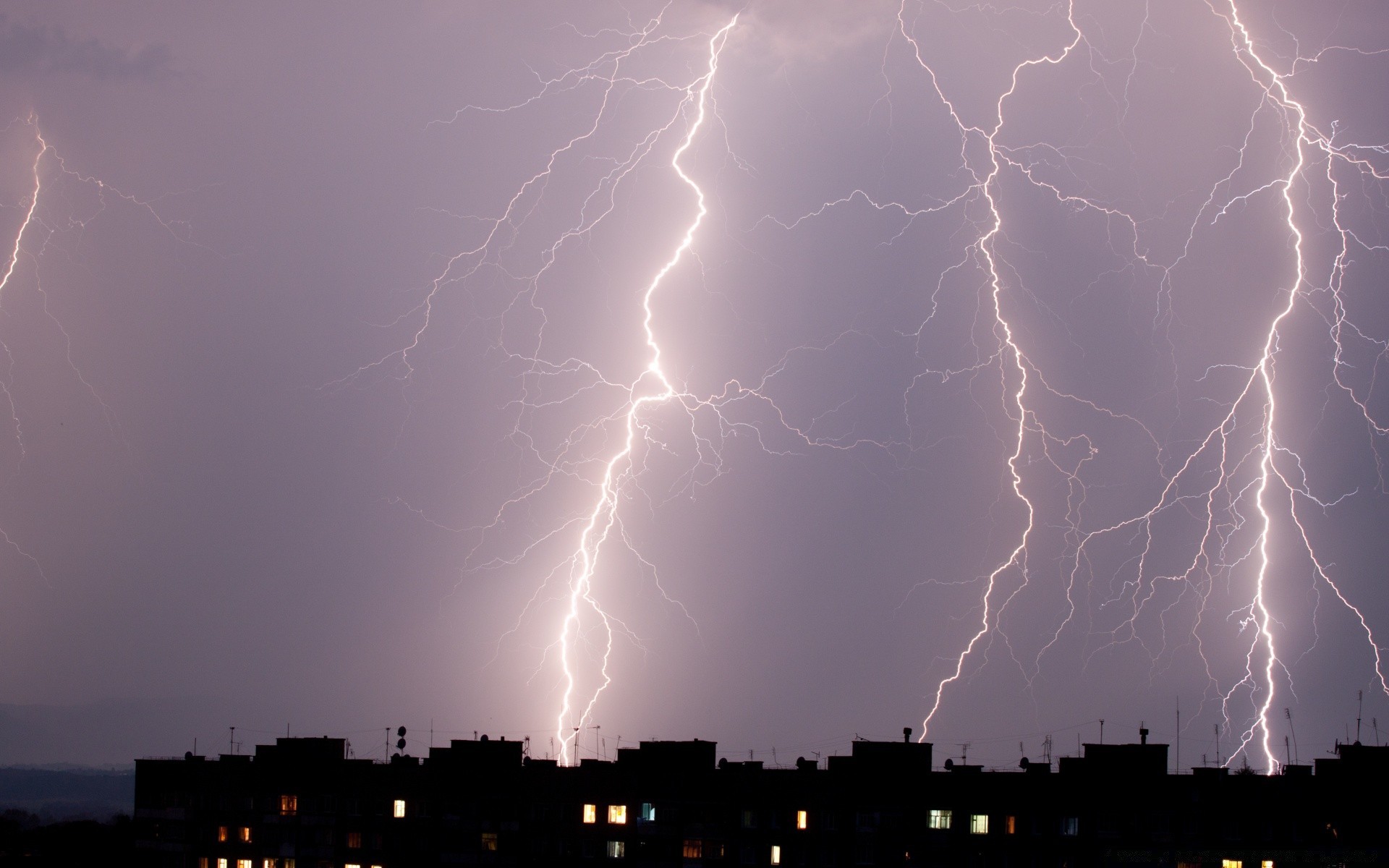 altre città fulmini tempesta tramonto temporale tuono cielo pioggia paesaggio tempo fulmine alba sera flash drammatico sole disastro luce natura buio crepuscolo