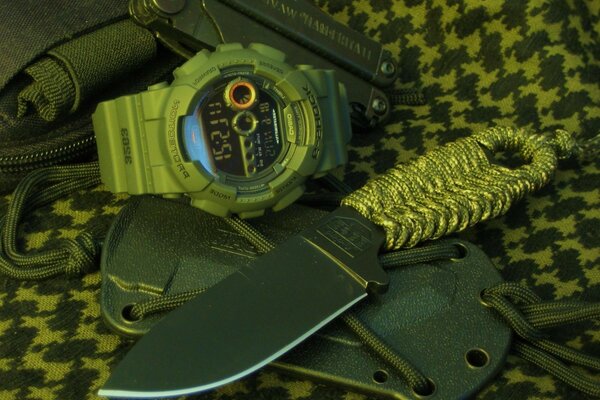 Cuchillo, reloj, multiherramienta militar