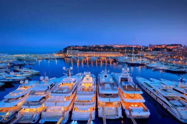 Port de nuit dans le port, les bateaux dorment