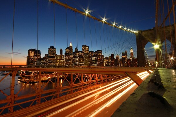 Foto a lunga esposizione di auto che guidano sul ponte