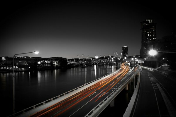 Ciudad nocturna. Puente en la oscuridad