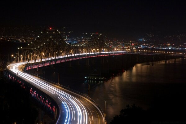 Nachtlichter Brücke mit Langzeitbelichtung