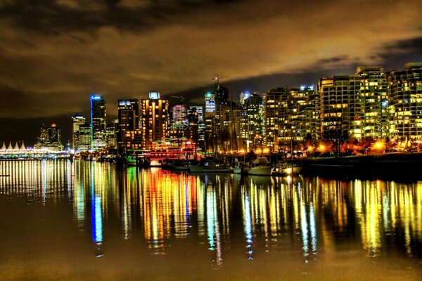 Die Stadt spiegelt sich im Wasser der Nacht am Abend des Nachtlebens wider