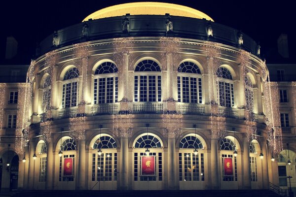 Edifício antigo com iluminação noturna