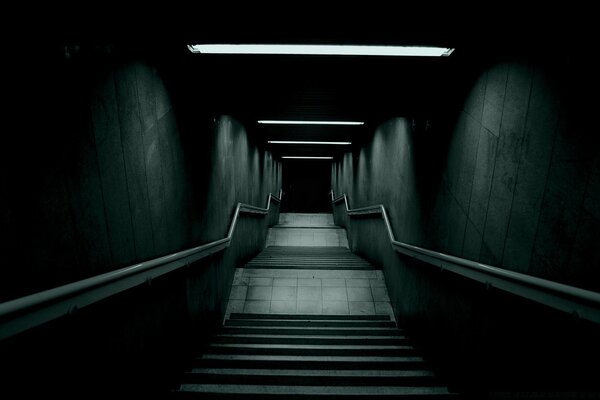 Une photo de la pièce. Tunnel avec la couleur grise