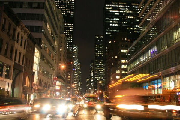 Trafic automobile dans la ville de nuit