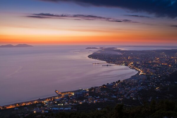 Hermoso paseo marítimo luces todo brilla puesta de sol de la tarde