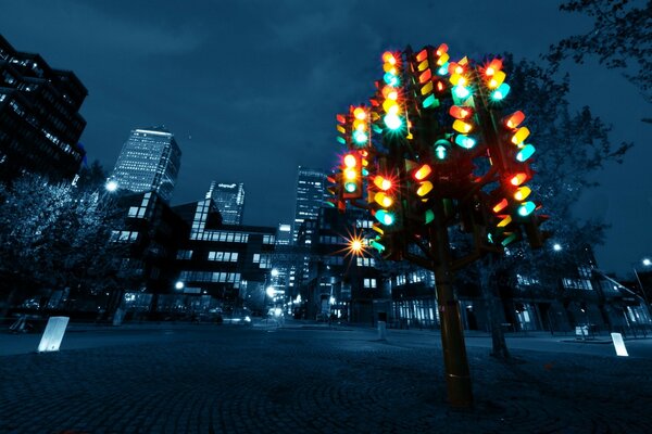 Ein Baum aus Ampeln mitten in der grauen Stadt