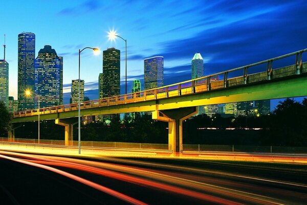 Foto nocturna de autopistas y rascacielos de la ciudad