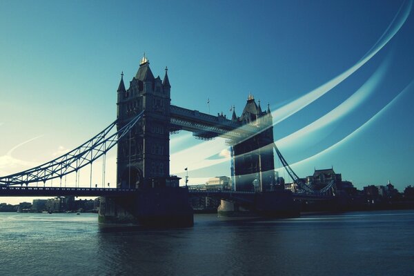 El cielo azul y el océano bajo el puente