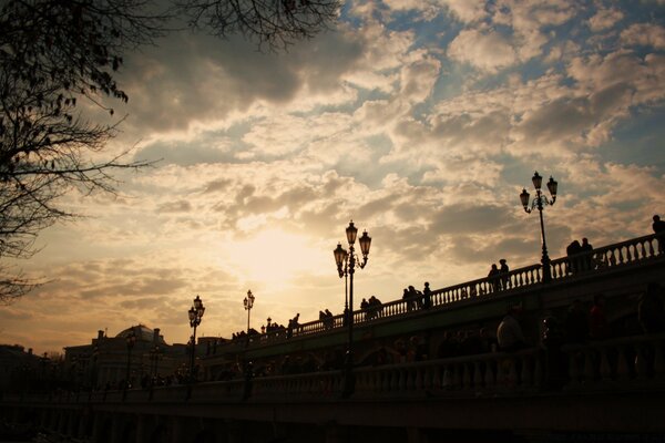 Sera tramonto bel cielo lanterne persone a piedi