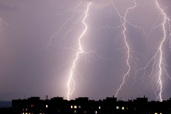 Himmel Blitzgewitter vor Regen Licht in Häusern