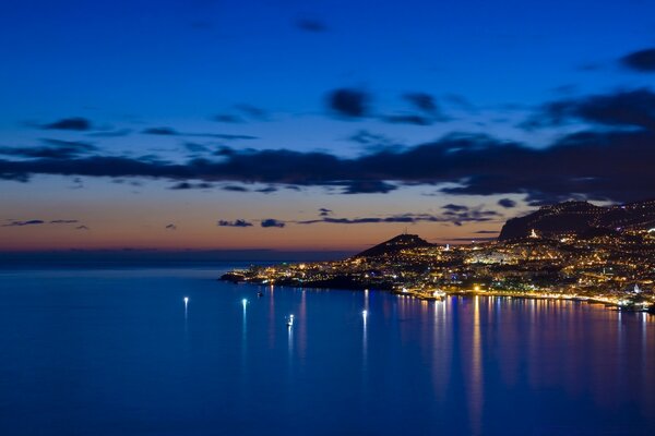 Noche y luces, mar y cielo