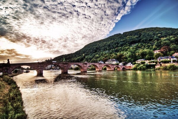 Alte Brücke über einen gefährlichen Fluss