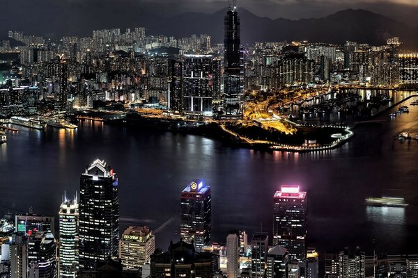 Hermosa vista de la ciudad nocturna