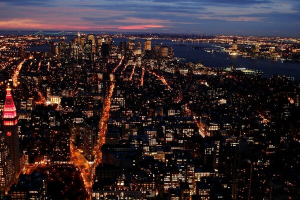 Ciudad en luces a vista de pájaro