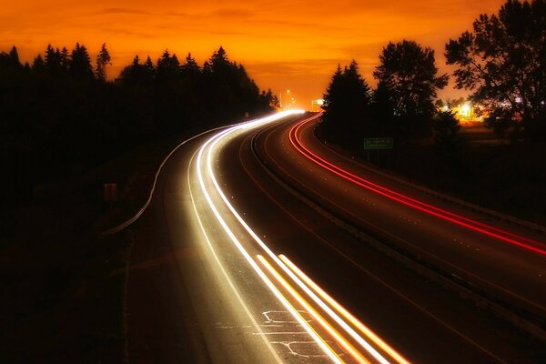 Autoroute au coucher du soleil