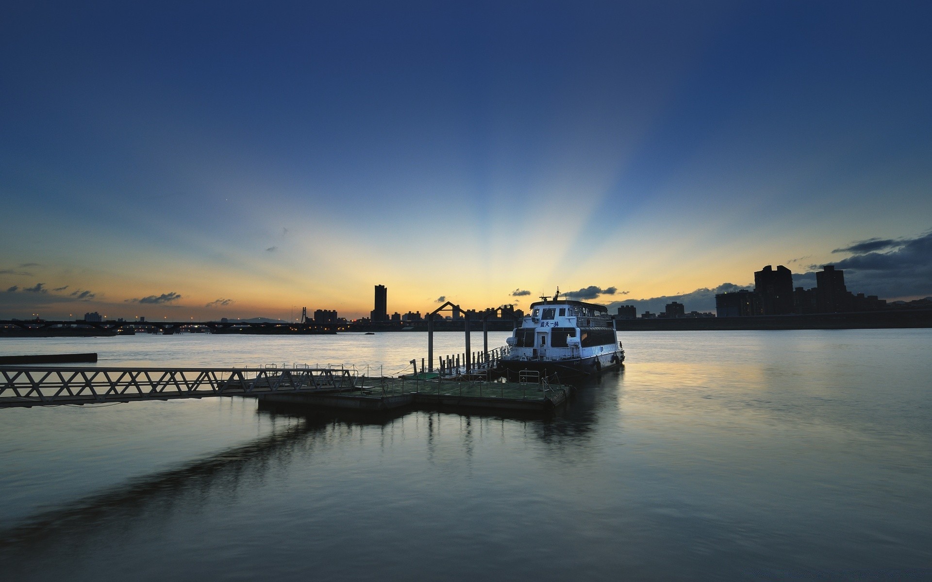 autres villes eau coucher de soleil aube bateau réflexion mer rivière système de transport voiture voyage ciel paysage crépuscule jetée à l extérieur soir navire lac