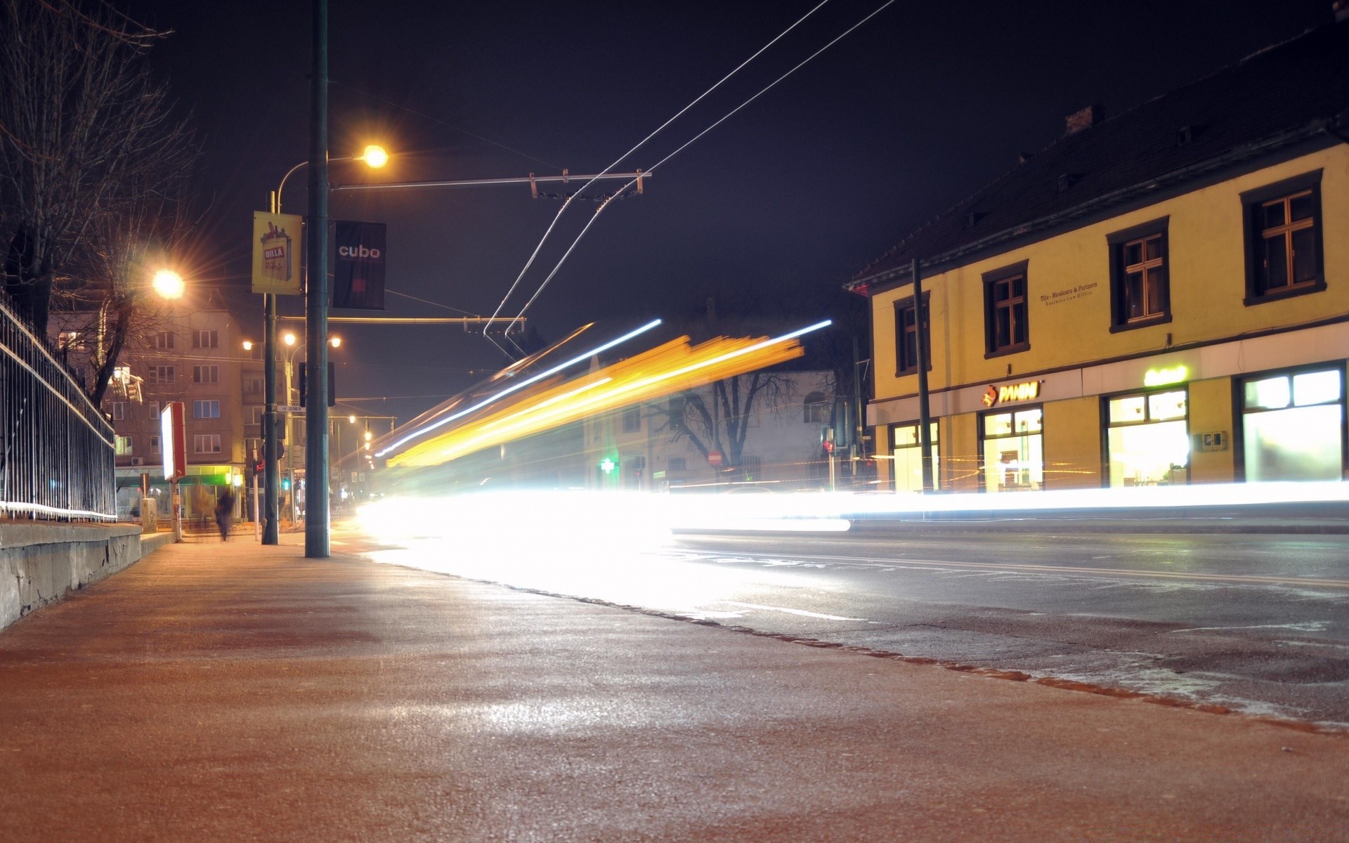 andere städte straße straße reisen transportsystem auto stadt unschärfe verkehr licht städtisch haus architektur dämmerung abend bus verkehr brücke innenstadt