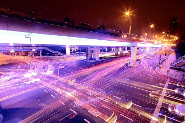 O movimento borrado dos carros da cidade noturna