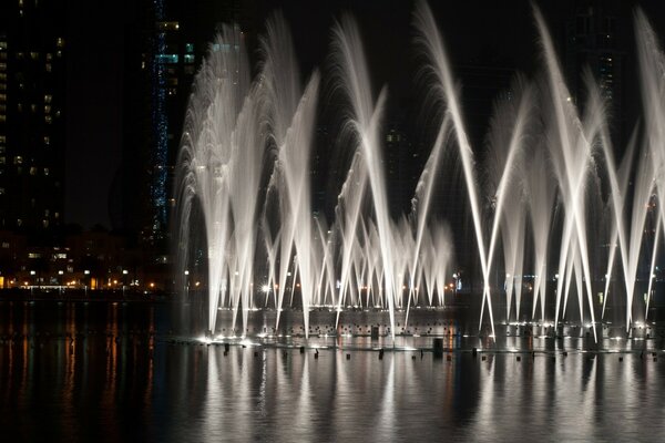 Vue nocturne de l eau dansante