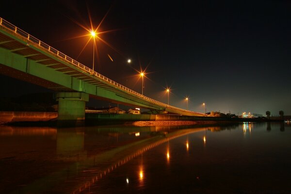 Pont super moderne sur la mer