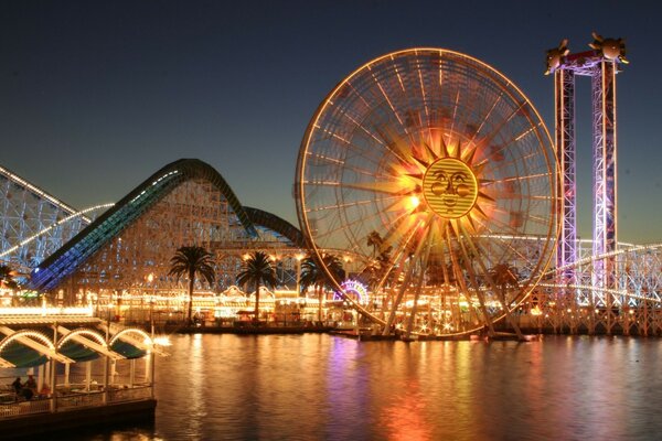 Riesenrad mit dem Bild der Sonne